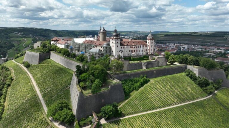 Guided walk to Marienberg Fortress including a tour of the fortress (2 hours)